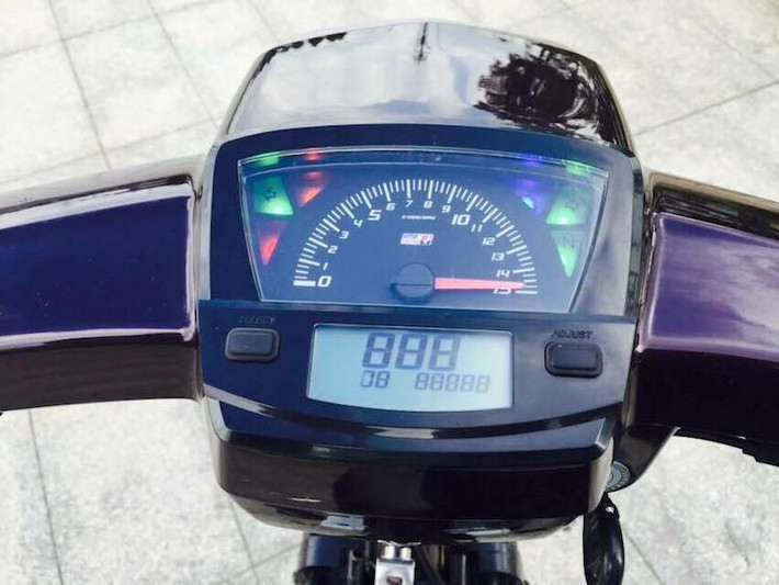 Ở trên bảng đồng hồ là đồng hồ điện tử UMA Racing được thiết kế dành riêng cho Dream, với đầy đủ các tính năng như báo tua, tốc độ, báo giờ,...