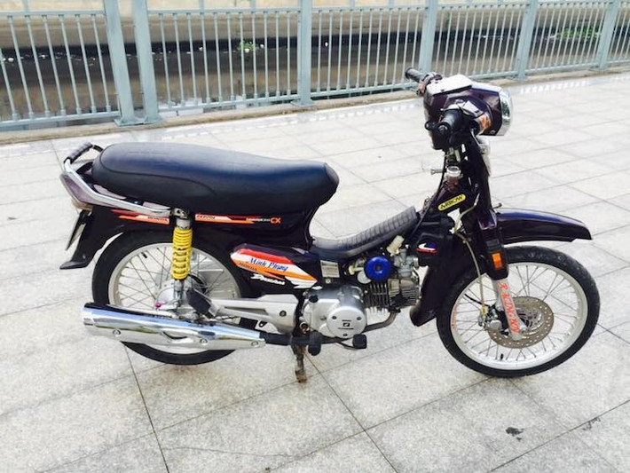 Với hàng loạt đồ chơi có nguồn gốc từ Malaysia và các các dòng xe máy Honda khác, cùng bộ tem Repsol được thiết kế riêng, chiếc Honda Dream Thái của một dân chơi Việt đã được lên "full kiểng" đầy thể thao.