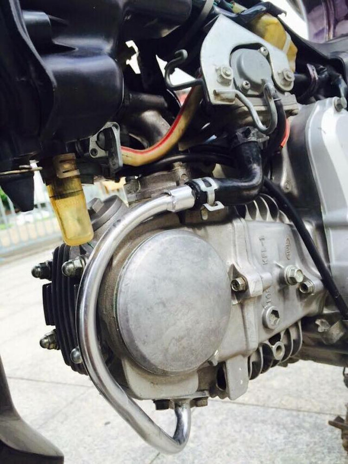 Khối động cơ của chiếc xe Honda Dream độ này cũng đã được chủ nhân nâng cấp từ 100 cc lên "full bài" 110 cc nhờ dên và lốc bơm của Honda Future, đầu lòng hơi ET, lửa 6 cục, qua lăng Alpha và IC Horsepower.