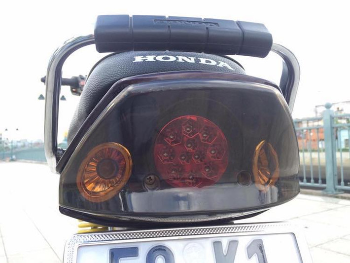 Toàn bộ cụm đèn hậu phía sau của xe cũng đã được thay thế bằng đèn LED của UMA racing từ Malaysia.
