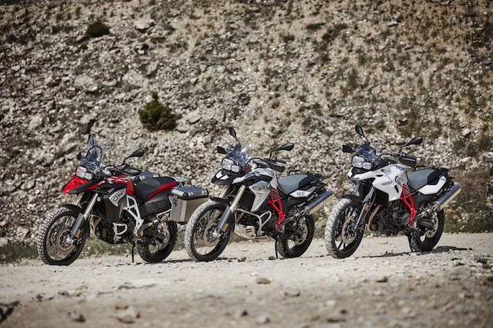 Đầu tiên, "bộ ba" xe đường trường enduro là BMW F700GS, F800GS và F800 GS Adventure đều có chung một số thay đổi như đèn báo kiểm tra động cơ trên bảng đồng hồ và bổ sung thêm hệ thống điều khiển bướm ga điện tử Ride by Wire. 2 phiên bản F800 sẽ có tổng cộng 4 chế độ là Rain, Road, Enduro và Enduro Pro, trong khi dòng F700GS không có chế độ Pro.