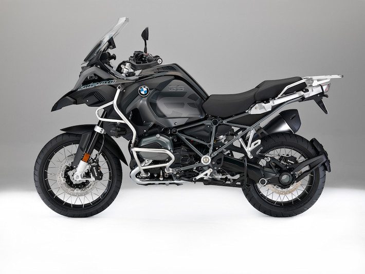 2 dòng xe đường trường cao cấp nhất của BMW là R1200GS và R1200GS Adventure đều có bảng đồng hồ được sửa đổi lại. Lựa chọn màu xanh nước biển nhám ánh kim Ocean Blue cũng không còn trên phiên bản Adventure 2017, bù lại chiếc xe có phiên bản màu đen gần như toàn thân Triple Black mới.