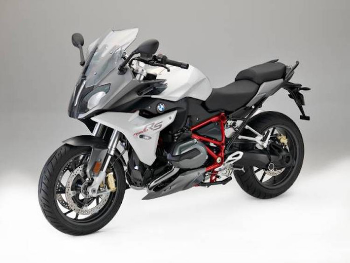 BMW cũng tiếp tục trang bị ABS Pro và đèn phanh chủ động cho dòng sport touring R1200RS. Dòng xe này không có tùy chọn màu mới, nhưng phiên bản màu xám Granite đã bị loại bỏ. Hiện tại hãng BMW Motorrad chưa tiết lộ giá bán cho các dòng xe 2017 mới công bố.