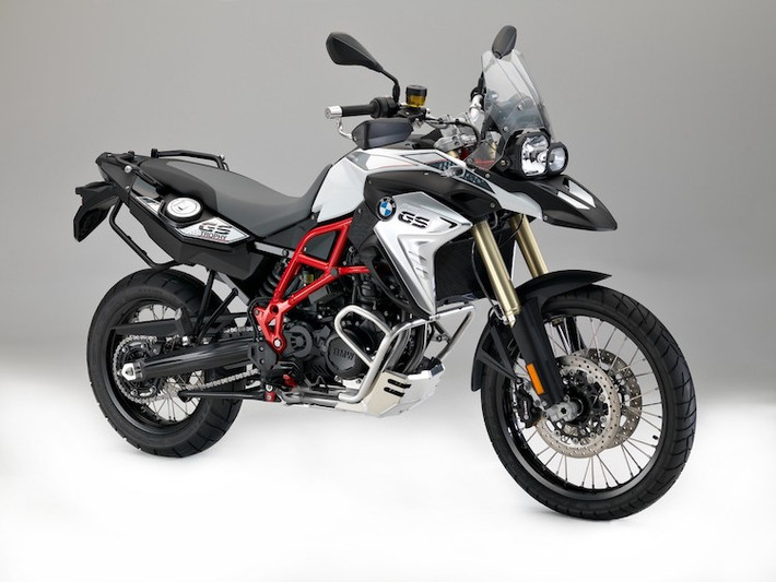 Bên cạnh đó, 2 phiên bản F800GS và F800GS Adventure còn có một số chi tiết được sửa đổi như ốp ống xả, ốp két tản nhiệt và ốp viền ổ khóa. Để khiến chúng ổn định hơn trên các điều kiện đường sá khác nhau, BMW còn nâng cấp cả phuộc trước của 2 mẫu xe này.