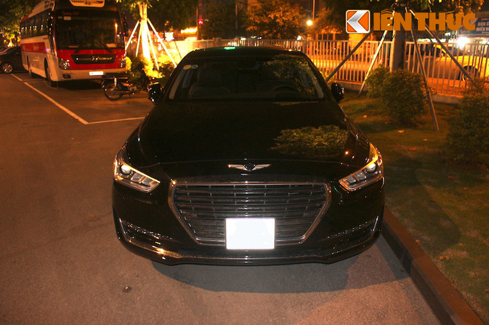Chiếc xe sang Genesis G90 đầu tiên mang "biển trắng" tư nhân đã bị bắt gặp tại một khách sạn 5 sao tại Hà Nội, chỉ chưa đầy 2 tuần sau khi một lô G90 mới tinh, chưa "bóc seal" cập bến Thủ Đô vào đầu tháng 7.