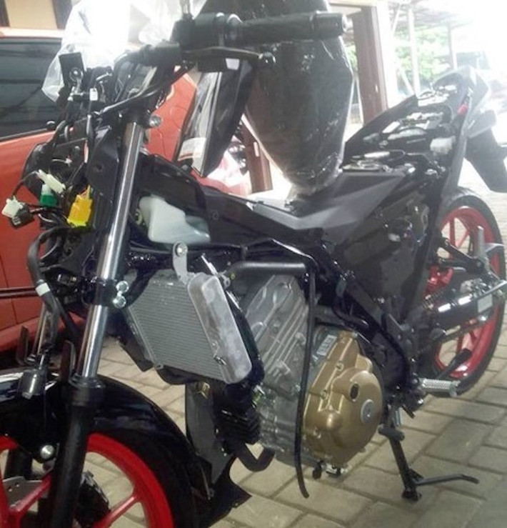 Trên Raider 150 FI mới, khối động cơ 1 xi-lanh DOHC 150 cc đã được cải tiến để có thể đạt công suất lên tới 18 mã lực và mô-men xoắn 13,8 Nm - cao nhất trong số các dòng xe underbone côn tay phân khối nhỏ hiện nay.