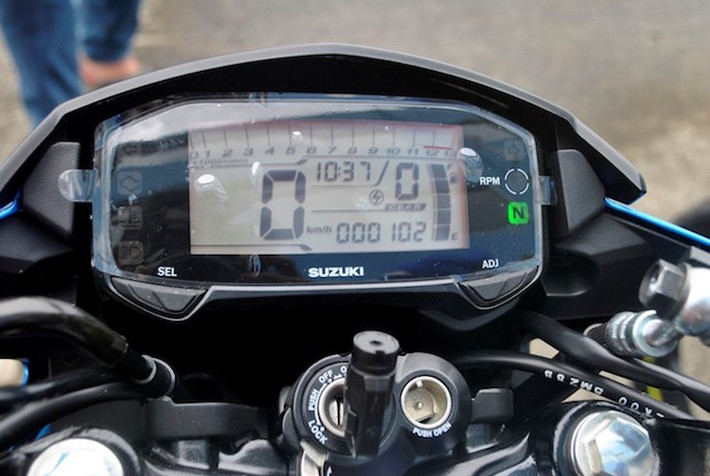 Giống như đối thủ Honda Sonic 150R, Suzuki đã trang bị cho Raider 150 FI bảng đồng hồ hiển thị kỹ thuật số. Ổ khóa của xe cũng được nâng cấp với khóa từ có độ bảo mật cao hơn.