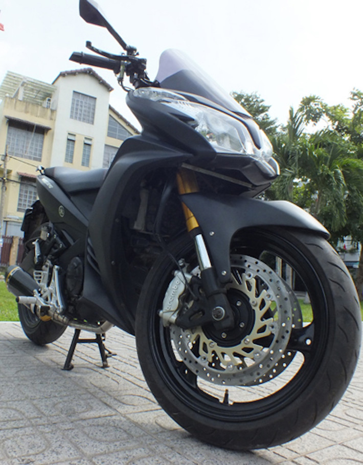 Cảm thấy chưa hài lòng với những phong cách này, một thành viên CLB Exciter Hải Phòng đã cất công gửi chiếc xe của mình vào Sài Gòn nhằm cho ra đời một bản độ độc đáo, chưa từng xuất hiện trước đây với các đặc điểm của cả xe tay ga và xe phân khối lớn.