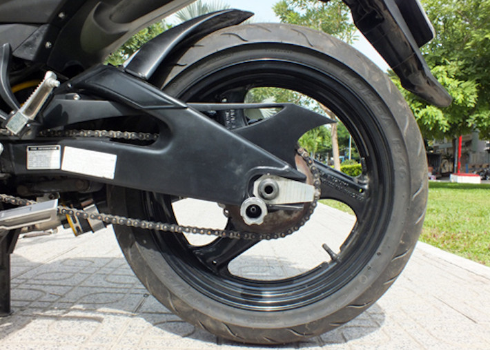 Ở phía sau, chiếc Exciter tiếp tục được nâng cấp đồng bộ dàn chân với bộ gắp từ Yamaha R6 kèm theo mâm 3 cánh từ CBR250.