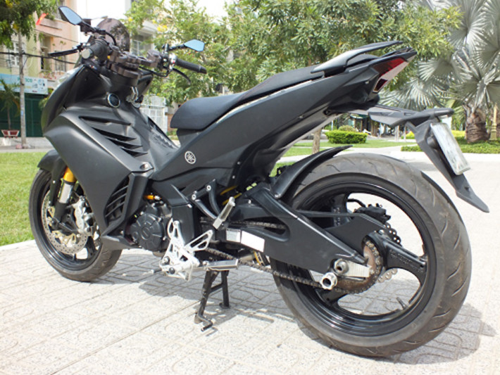 Cùng với thân xe của Exciter 150, chiếc Exciter 135 của biker Hải Phòng đã có kiểu dáng hoàn toàn khác lạ, có thể nói là độc nhất Việt Nam. Được biết tổng chi phí mà chủ xe đã bỏ ra để có bản độ này là hơn 50 triệu đồng, chưa kể "xác xe" nguyên bản.