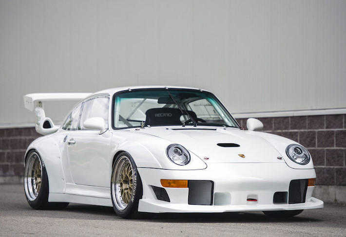 Ra mắt lần đầu vào năm 1993, Porsche 911 GT2 vốn là một mẫu xe đua được chế tạo để tham gia vào các thể thức đua GT khác nhau của Liên đoàn đua ôtô Thế giới (FIA). Chiếc GT2 đầu tiên dựa trên phiên bản 911 Turbo thuộc thế hệ Porsche 911 993, nhưng có trọng lượng nhẹ hơn do chỉ dẫn động cầu sau thay vì 4 bánh.