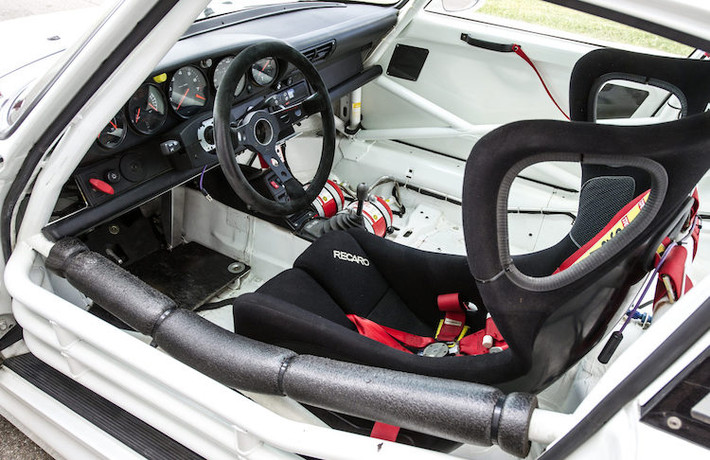 Ở bên trong nội thất, 911 GT2 Evo cũng hoàn toàn vắng bóng các trang bị tiện nghi, không có các tấm cách âm hay bọc nội thất. Toàn bộ cabin chỉ có sự hiện diện của chiếc ghế đua với dây đai 4 điểm, bảng táp-lô, dàn khung thép gia cường và vô-lăng. Thậm chí xe còn không có cả vị trí ngồi cho ghế phụ, thay vào đó 2 bình cứu hỏa tự động đã được lắp ở đây.