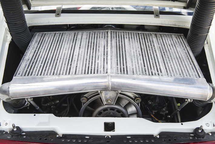 Nằm ở phía sau đuôi của 911 GT2 là khối động cơ 6 xi-lanh nằm ngang 3.6l tăng áp kép, đạt công suất tối đa lên tới 600 mã lực và mô-men xoắn cực đại 665 Nm. Để bạn dễ dàng so sánh, chiếc 911 Carrera RS bản thể thao với động cơ nạp khí tự nhiên 3.8 lít cùng thời chỉ có công suất đạt một nửa 911 GT2 Evo.