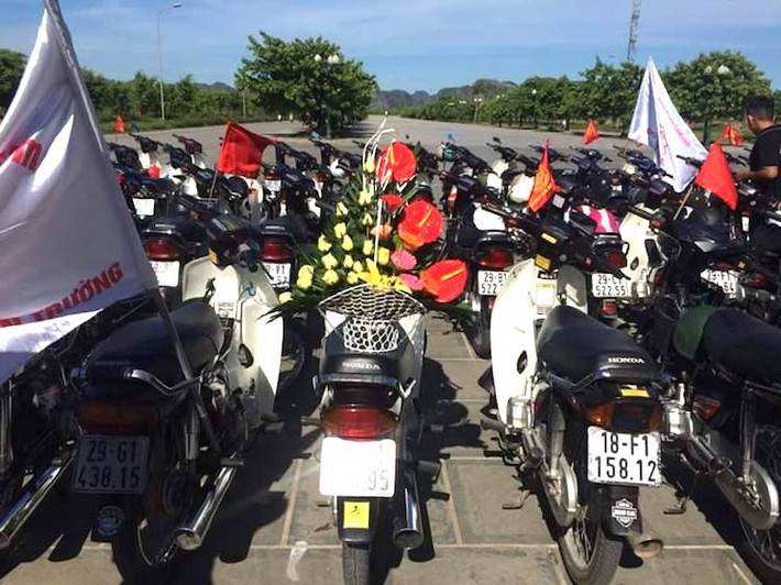 Tuy nhiên một số lượng khá lớn những chiếc xe cũng đã được chủ nhân "cá nhân hóa" với các màu sắc đặc biệt hoặc độ lại theo phong cách kiểng. Đến với Ninh Bình, các thành viên từ những CLB Dream cũng đã gửi những lời chúc và món quà lưu niệm ý nghĩa tới anh em Dream II Ninh Bình.