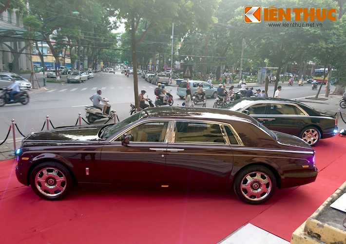 Nằm trong khuôn khổ 1 sự kiện được hợp tác với Regal Motor Cars - đơn vị phân phối chính thức các dòng siêu xe sang Rolls-Royce tại Việt Nam, 4 chiếc Rolls-Royce đã được trưng bày tại vỉa hè đối diện ngã ba Lý Thường Kiệt - Lê Thánh Tông, Hà Nội, trước Đại học Khoa học tự nhiên.