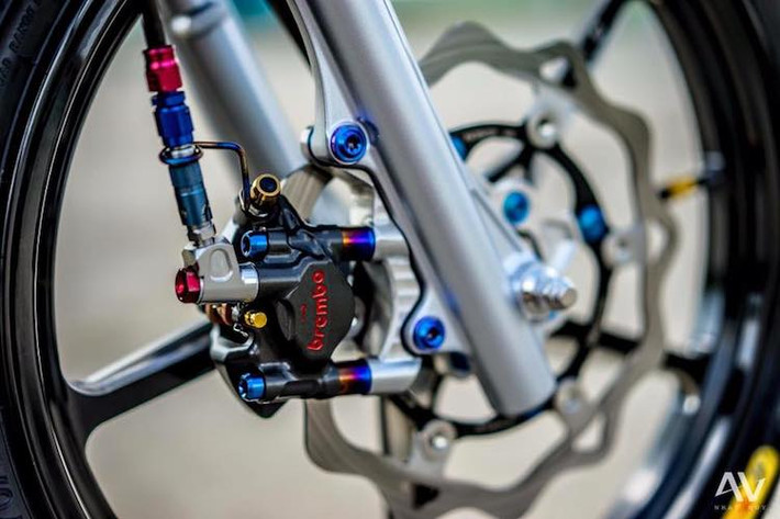 Đặc biệt, heo phanh ở phía trước là loại Brembo Billet giống như những chiếc xe đua tại giải Moto3, có giá lên tới 35 triệu đồng/chiếc, được bắt vào dây dầu kèm ngắt dầu PSI có giá khoảng 7 triệu.