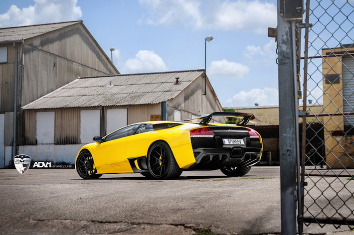 So với phiên bản Murcielago LP640 trước đó, Murcielago SV sở hữu ngoại hình mới mẻ và có tính khí động học cao hơn nhờ bộ bodykit mới và cánh đuôi bằng sợi carbon lớn ở phía sau. Nhờ có nhiều chi tiết bằng sợi carbon, chiếc xe còn có trọng lượng giảm tới 100 kg so với Murcielago LP640 thường.