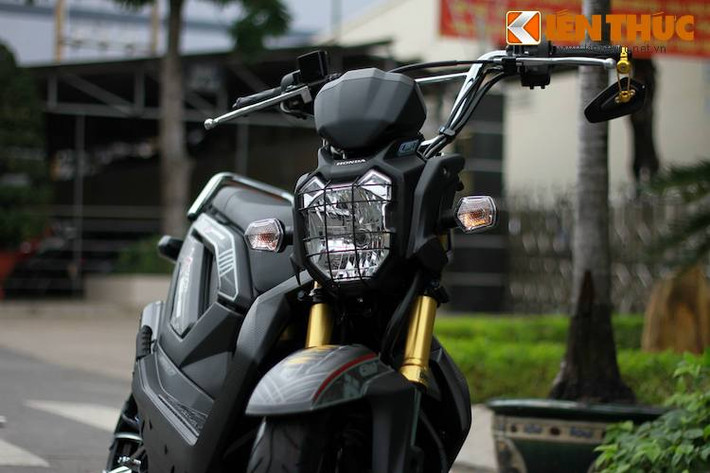 Với bản độ này, kiểu dáng nguyên bản của chiếc Honda Zoomer X vốn khá độc đáo đã được chủ xe giữ lại và nếu nhìn chính diện từ phía trước, ít ai nghĩ rằng đây là một trong những chiếc Zoomer X độ độc đáo nhất tại Việt Nam hiện nay.