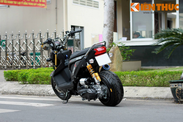 Chiếc xe tay ga cá tính Honda Zoomer X nhập khẩu từ Thái Lan đã càng trở nên độc đáo và cá tính hơn khi được chủ xe trang bị cho bộ nối gắp và bánh sau cực "khủng".
