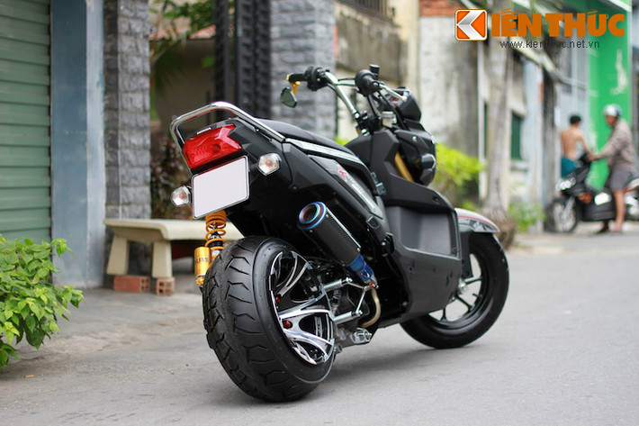 Sự độc đáo của mẫu xe độ này hội tụ hoàn toàn ở "dàn chân" phía sau xe. Để khiến Zoomer X có dáng "trường" hơn, chủ xe đã đặt hàng bộ kéo dài gắp dành riêng cho dòng xe này từ Thái Lan. Khối động cơ 110 cc nguyên bản của Zoomer X cũng được giữ nguyên, chỉ có thêm cây pô độ lon ngắn bằng sợi carbon.