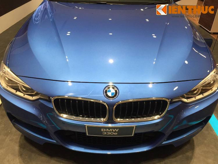 Chiếc 330e trong bài viết này còn được trang bị sẵn gói tùy chọn M-Sport, khiến cho chiếc xe có ngoại hình thể thao mang phong cách của một chiếc BMW M "chính hiệu". Trong đó, điểm nổi bật nhất đó là cản trước với các khe hút gió lớn gần giống như M3.