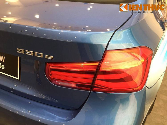 Nếu chỉ dùng động cơ điện, 330e có thể đạt tốc độ tối đa 100 km/h trong im lặng, trong khi tốc độ tối đa của xe khi chạy động cơ xăng là 225 km/h. Nhờ có động cơ điện, xe chỉ thải ra 44g CO2/km. Tuy nhiên do có khối pin ở phía sau, thể tích khoang hành lý của xe bị giảm tới 100 lít so với các phiên bản 3 series thường.