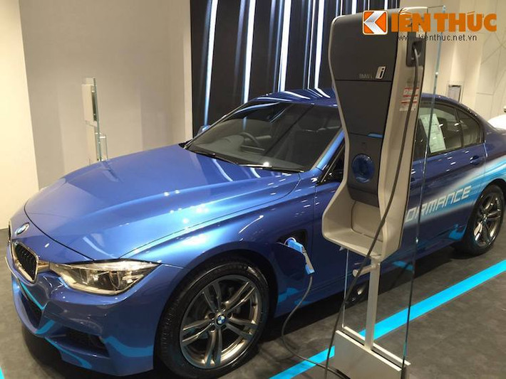 Dựa trên cơ sở thế hệ 3 Series Sedan mới nhất (F30) , 330e không có nhiều thay đổi về thiết kế, trong đó điểm dễ nhận biết nhất của chiếc xe là một nắp che giấu ổ cắm điện ở vè trước. So với phiên bản 328i, 330e nặng hơn 158 kg, đạt trọng lượng 1,75 tấn do phải tải thêm khối pin nhiên liệu và động cơ điện.