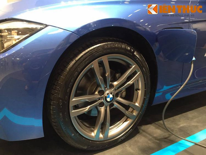 Bộ mâm 5 cánh kép của xe cũng có thiết kế đặc trưng của những chiếc BMW từ bộ phận M-Sport, nhưng có điểm khác biệt là kích cỡ mâm chỉ 18 inch thay vì 20 inch và sơn màu xám, không phay bóng như trên M3.