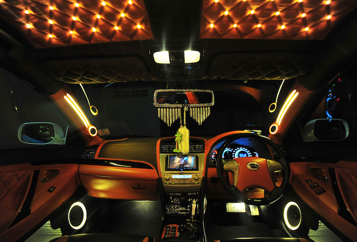 Ở bên trong nội thất, Ke đã biến cabin chiếc Camry của mình thành một club sang trọng. Toàn bộ các chi tiết và bề mặt trong xe đã được anh tháo ra để "chế cháo" lại, bọc trong những tấm da cao cấp và trang trí bởi những đường viền và pha lê diêm dúa cùng dàn đèn LED ấm cúng.
