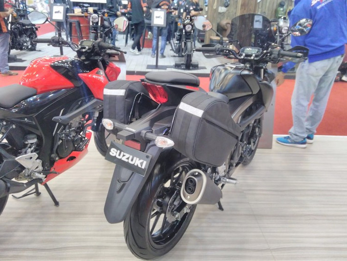 Xe được trang bị hệ thống phanh đĩa đơn cho cả 2 bánh. Lốp trước của GSX-S150 Touring Edition sử dụng cỡ 90/80/17 và lốp sau là 130/70/17.