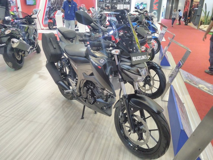 Dựa trên dòng naked bike phân khối nhỏ GSX-S150, Suzuki đã tung ra thêm phiên bản Suzuki GSX-S150 Touring Edition mới với một số phụ kiện nhằm "biến" mẫu xe này thành một chiếc môtô touring tiện dụng.