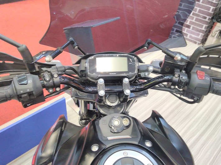 Các trang bị trên GSX-S150 Touring Edition cũng được giữ nguyên so với phiên bản thường. Xe sử dụng ổ khóa từ 2 nấc tương tự Raider 150 Fi hiện tại, thay vì có hệ thống khóa thông minh smartkey. Cũng giống như Raider 150 và GSX-R150, GSX-S150 có bảng đồng hồ điện tử.