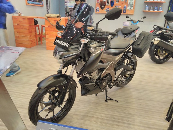 Về thiết kế, GSX-S150 Touring Edition giống y hệt so với phiên bản thường, chỉ được bổ sung thêm một số chi tiết mang phong cách xe adventure. Ở phía trước, chiếc xe đã có thêm kính chắn gió kích thước lớn nằm phía trên đầu xe, hạn chế gió tạt gây mệt mỏi cho người lái trên đường trường.