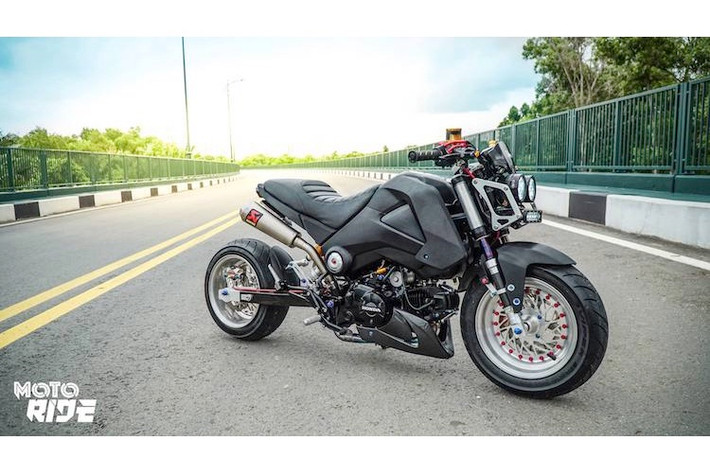 Trên bản độ này, phần đầu nguyên bản của MSX125 đã bị loại bỏ hoàn toàn, thay vào đó là bộ 3 đèn LED Clearwater siêu sáng được bố trí như "khuôn mặt" của một con robot. Cụm giảm xóc USD nguyên bản của xe đã bị loại bỏ, thay vào đó là phuộc RRGS dạng ống lồng nhưng có chiều dài nhỏ hơn để hạ gầm và vỏ phuộc bằng sợi carbon.