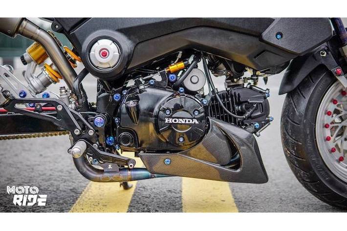 Động cơ nguyên bản của MSX125 không có sự thay đổi, chỉ được trang trí lại với dàn ốc titan Proti, sơn đen và lắp "mỏ cày" bảo vệ bằng sợi carbon của Tyga Performance ở bên dưới gầm. Dàn để chân CNC đem tới tư thế ngồi thoải mái hơn cho xe.