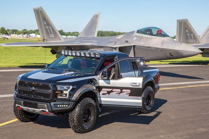 Là một mẫu xe bán tải offroad, đương nhiên F150 Raptor F22 phải sở hữu hệ thống dẫn động 4 bánh. Ngoài ra, hộp số 10 cấp tự động đảm nhận việc điều khiển tốc độ động cơ. Cuối cùng, nội thất của phiên bản này cũng đã được độ lại lấy cảm hứng từ máy bay F-22, đồng thời bổ sung thêm hệ thống âm thanh Kicker công suất lên tới 1500W.