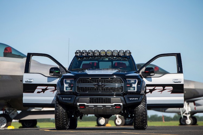 hay vì sử dụng cỗ máy V8 6.2l như thế hệ trước, F150 Raptor thế hệ mới được trang bị động cơ V6 3.5l EcoBoost tăng áp kép. Vốn có công suất nguyên bản 450 mã lực, động cơ này đã được nâng công suất lên 95 mã lực và mô-men xoắn cực đại 205 Nm trên F150 Raptor F22. Phiên bản này mạnh tới 545 mã lực và đạt mô-men xoắn "khủng" 893 Nm.
