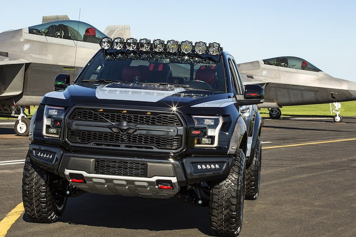 Ở thùng sau, F150 Raptor F22 cũng đã được lắp thêm thảm trải LineX cùng với hộp chứa đồ đặc biệt. Hệ thống treo của chiếc xe cấu thành từ bộ lò xo độ Deaver và phuộc Fox siêu chịu lực, trong khi hệ thống phanh của xe là loại Alcon với heo 6 piston mỗi bánh. Xe còn có hệ thống xả Borla đặc biệt với miệng ống bằng sợi carbon.