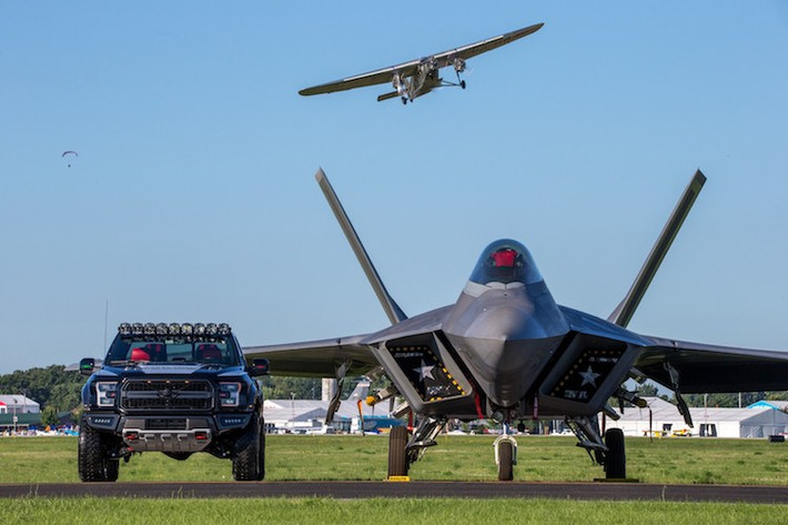 Để có thể sở hữu chiếc F150 Raptor F22 đặc biệt này, ông Gary Ackerman đã phải bỏ ra số tiền lên tới 300.000 USD (tương đương 6,81 tỷ đồng), ngang với một chiếc siêu xe hàng khủng mới nhất hiện nay.