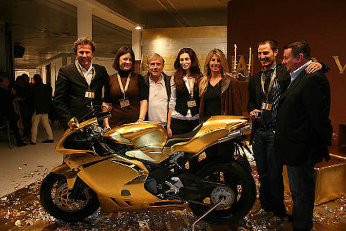 Chỉ có duy nhất một chiếc MV Agusta F4 dát vàng đã được Aurum tạo ra. Hãng độ không công bố giá của phiên bản này, tuy nhiên với lượng vàng được dát trên xe, nhiều khả năng nó sẽ có giá ngoài mức 120.000 USD (tương đương 2,7 tỷ đồng).