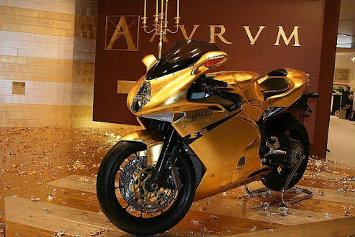 Ở dạng nguyên bản, siêu môtô MV Agusta F4 vốn đã là một trong những superbike với kiểu dáng "sexy" nhất Thế giới, được ví như là "Ferrari 2 bánh". Tuy nhiên sau khi được hãng Aurum độ lại, mẫu xe này càng trở nên độc đáo và giá trị hơn. Hãng độ đã lấy nền tảng chiếc F4 thuộc phiên bản 2009 để thực hiện bản độ này.