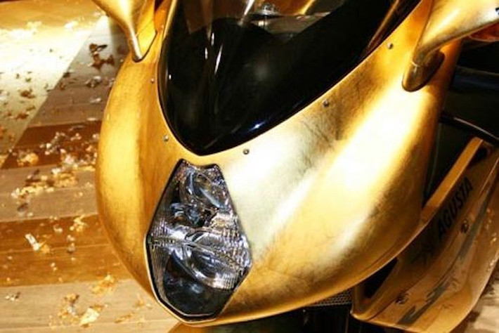 Điểm nổi bật nhất trên chiếc xe đó là toàn bộ dàn thân vỏ nguyên bản của F4 đã được Aurum dát lên mình một lớp vàng 24 karat nguyên chất óng ánh. Điều đáng nói ở đây đó là mặc dù chiếc F4 nguyên bản có thân xe được cấu thành từ cả nhựa lẫn kim loại nhưng hãng độ đã có thể thực hiện việc dát vàng trên cả 2 loại vật liệu.