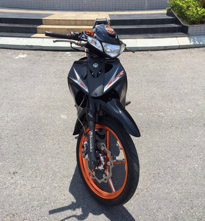 Để khiến chiếc 125ZR của mình trở nên ấn tượng hơn nữa, một biker tại miền Nam đã "dọn kiểng" chiếc xe với vài chi tiết độ đơn giản nhưng sử dụng những phụ tùng "hàng hiệu". Trong đó, nổi bật nhất phải kể tới cặp mâm Racing Boy CNC 5 cây màu cam, hiện có giá trị lên tới khoảng 20 triệu đồng.