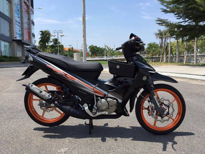 Dù đã ra đời từ gần 20 năm, tuy nhiên mẫu xế nổ Yamaha 125ZR vẫn được giới chơi xe trên toàn Đông Nam Á ưa chuộng bởi sức mạnh và kiểu dáng thể thao của mình. Hiện nay, những chiếc 125ZR nhập mới từ Malaysia có giá lên tới hơn 200 triệu đồng, tuy nhiên những biker Việt vẫn không ngừng độ lại chúng với các "đồ chơi" cao cấp.