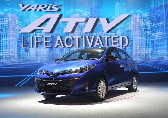 Vừa qua tại thị trường Thái Lan, Toyota đã chính thức ra mắt mẫu xe sedan hạng B Toyota Yaris Ativ giá rẻ hoàn toàn mới. Dựa trên cơ sở chiếc sedan Vios quen thuộc, Yaris Ativ là "cách đối phó" của Toyota với bộ luật mới ưu tiên những dòng xe tiết kiệm nhiên liệu, công suất nhỏ Eco Car.
