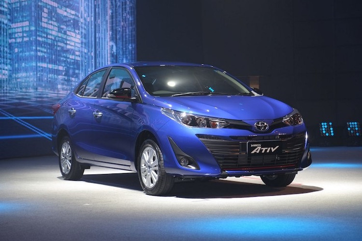 Dù có "phom" tương tự như Vios nhưng Yaris Ativ đã được hãng xe ôtô Toyota thiết kế lại gần như hoàn toàn, khiến nó trông khác biệt với cả Yaris Hatchback lẫn "người anh em" sedan còn lại. Ở phía trước, phần đầu xe được thiết kế theo phong cách khá giống chiếc Corolla phiên bản Mỹ với đèn pha sắc sảo, lưới tản nhiệt hình chữ V và cản trước với các khe hút gió lớn.