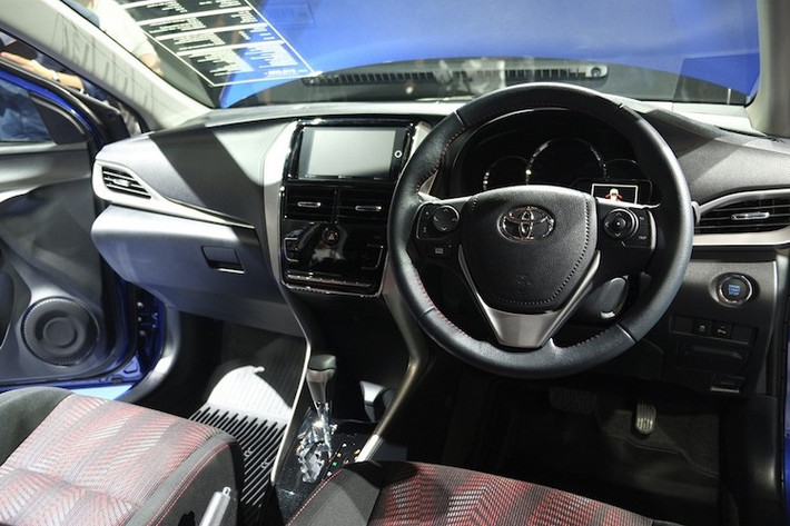 Ở bên trong nội thất, dù có cách bố trí các chi tiết tương tự Vios nhưng Yaris Ativ cũng có bảng táp-lô với thiết kế khác biệt hoàn toàn, đẹp mắt và sang trọng hơn. Vô-lăng 3 chấu của xe cũng đã được Toyota lấy từ các dòng xe cao cấp hơn. Các tấm ốp cửa bên cũng có sự thay đổi so với Vios.