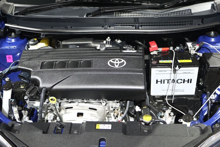 Tuy nhiên so với Vios, Yaris Ativ "yếu thế" hơn về động cơ khi chiếc xe chỉ được trang bị máy 4 xi-lanh 1.2l Dual VVT-i thay vì 1.5l, đạt công suất khiêm tốn 86 mã lực và mô-men xoắn cực đại 108 Nm. Mọi phiên bản đều dẫn động cầu trước và kèm theo hộp số Super CVT-i.