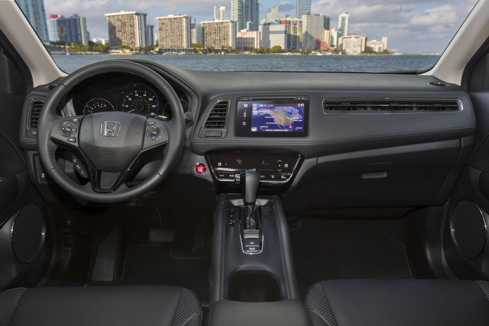 Nội thất của mẫu xe HR-V 2018 mới cũng được giữ nguyên. Bảng táp-lô của HR-V được làm từ nhựa mềm và có thiết kế đơn giản nhưng trực quan. Tuy nhiên, những khe thổi gió của hệ thống điều hoà bên phía hành khách ngồi ghế trước quá dài, khiến hơi lạnh thổi quá nhiều vào hành khách ngồi trước.
