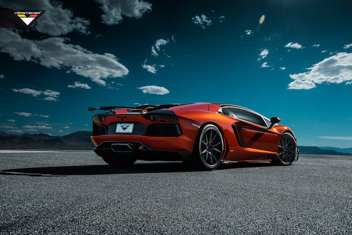 Ở cả 2 tùy chọn, chiếc Aventador đều có cánh khuếch tán không khí dưới cản sau bằng sợi carbon. Bên trong nội thất của bản độ hoàn toàn không có sự thay đổi.